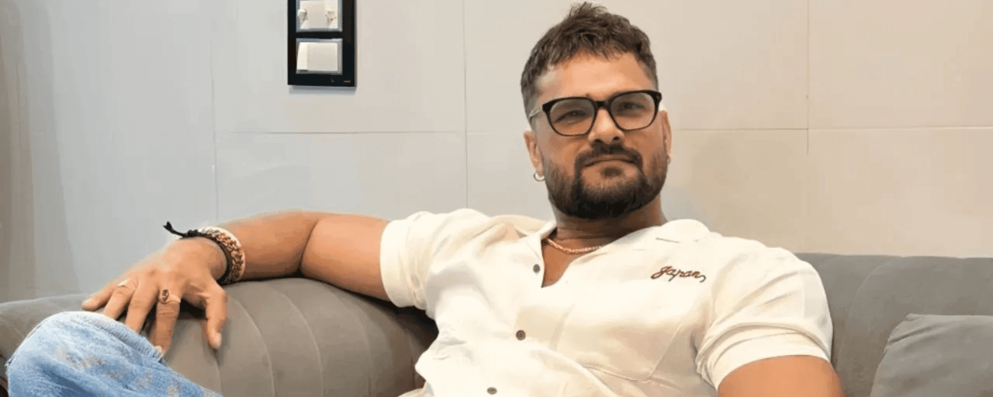 बैकग्राउंड पोस्टर