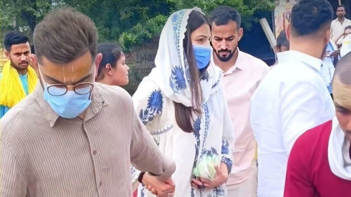 विराट कोहली और अनुष्का शर्मा पहुंचे प्रेमानंद आश्रम