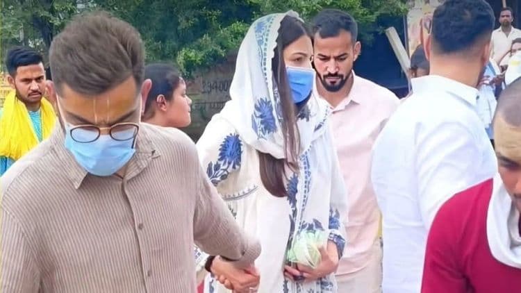 विराट कोहली और अनुष्का शर्मा पहुंचे प्रेमानंद आश्रम