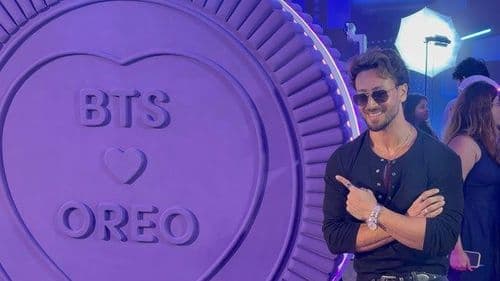 भारत में BTS x Oreo लॉन्च इवेंट में नजर आए टाइगर श्रॉफ