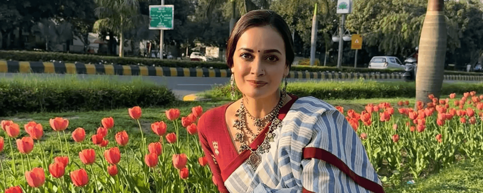 बैकग्राउंड पोस्टर