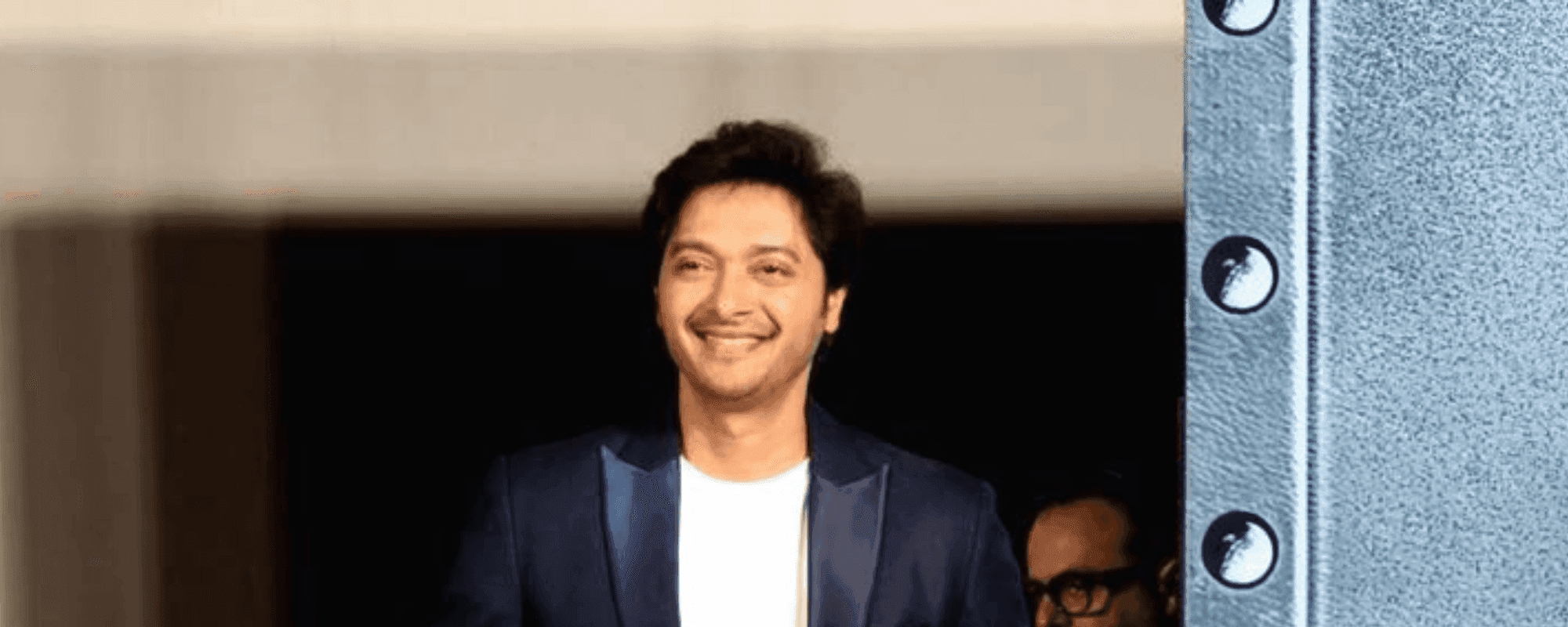 बैकग्राउंड पोस्टर